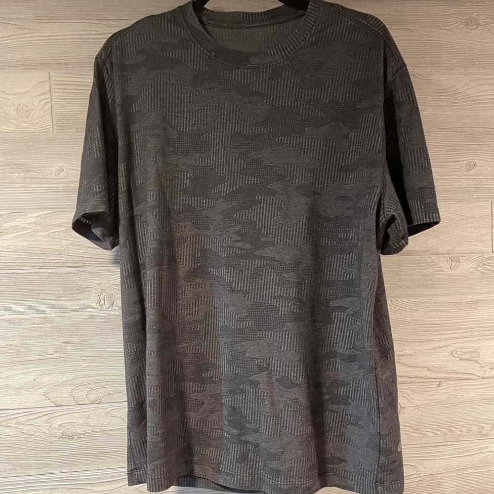 Mens Medium Lululemon shirt